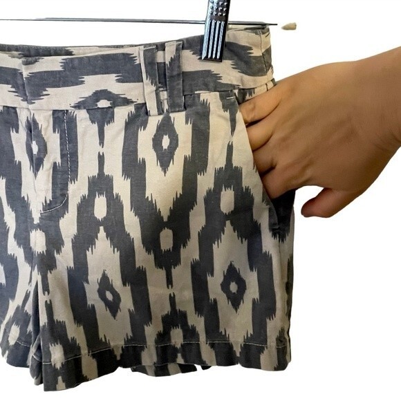 LOFT Blue White Ikat Print Shorts Women’s Size 4 Cotton Blend Flat Front Casual - Picture 3 of 7